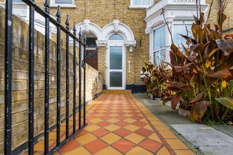 11 Bowness Road, London, SE6 2DG