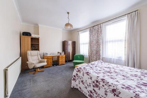 11 Bowness Road, London, SE6 2DG
