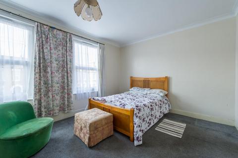 11 Bowness Road, London, SE6 2DG