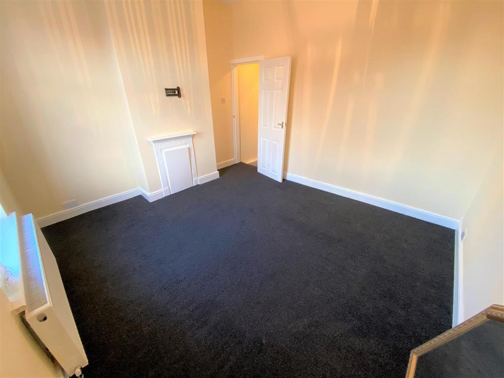 Longford Road, Reddish, Manchester 2 bed detached house £725 pcm (£