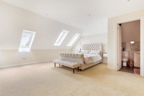 21 Manor Drive, Epsom, KT19 0EX