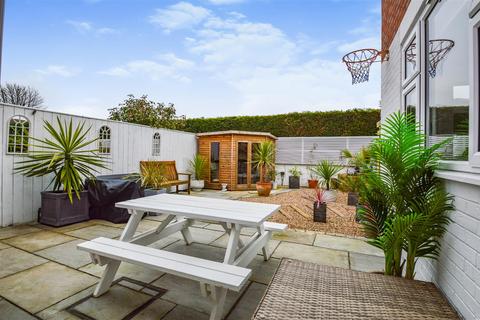 53 Oaklands Drive, Willerby, Hull, HU10 6BJ