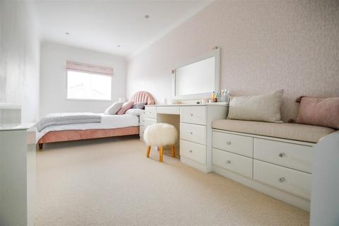 53 Oaklands Drive, Willerby, Hull, HU10 6BJ