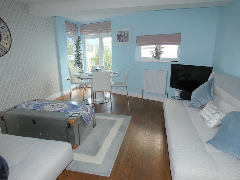 Sea Street, Whitstable 2 bed house £1,400 pcm (£323 pw)
