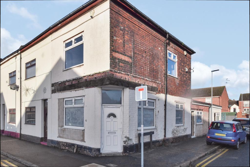 Lacey Street, Widnes 4 bed end of terrace house - £80,000