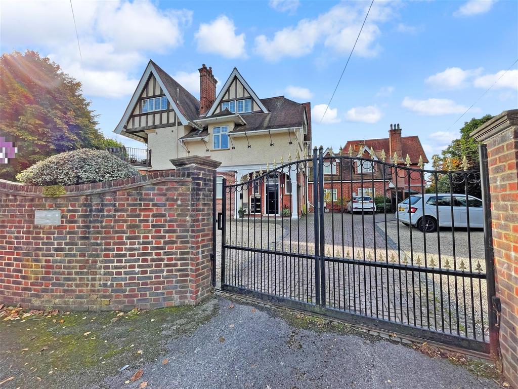 Heath Road, Petersfield, Hampshire 2 bed flat for sale £375,000
