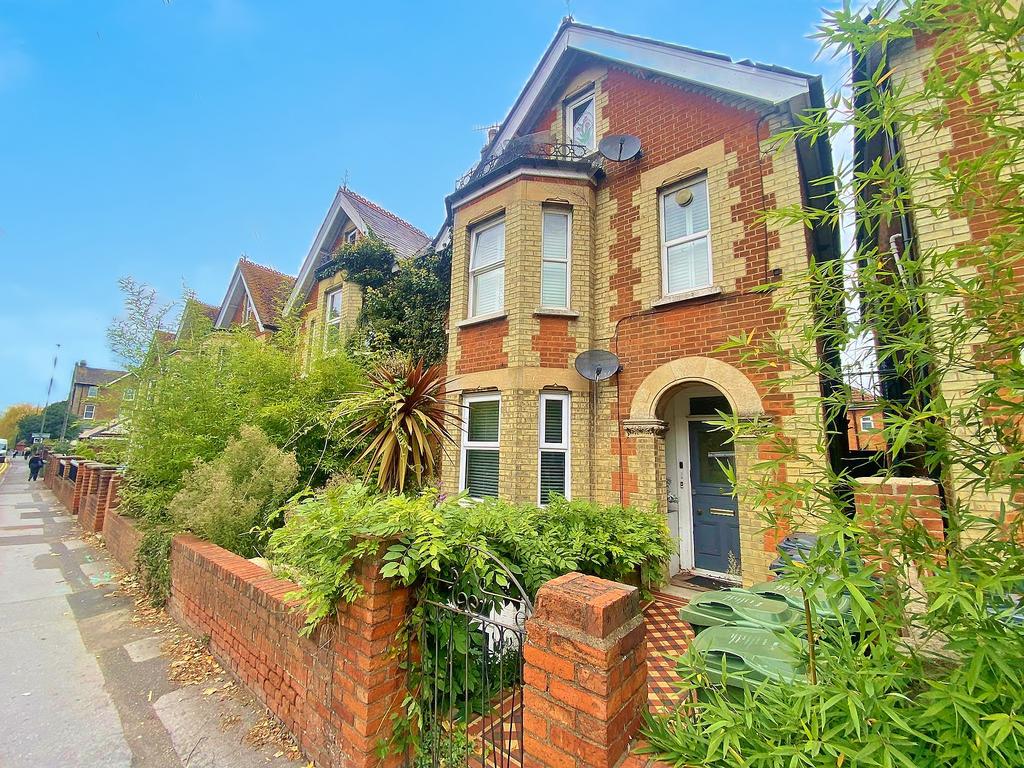 York Road, Guildford, Surrey, GU1 1 bed apartment to rent £1,450 pcm