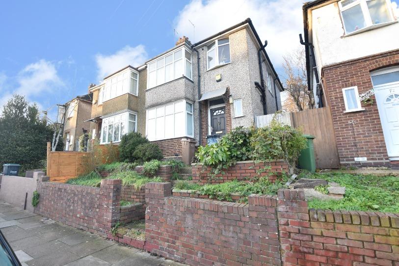 Milton Road, Luton, Bedfordshire, LU1 5JA 3 bed semidetached house £