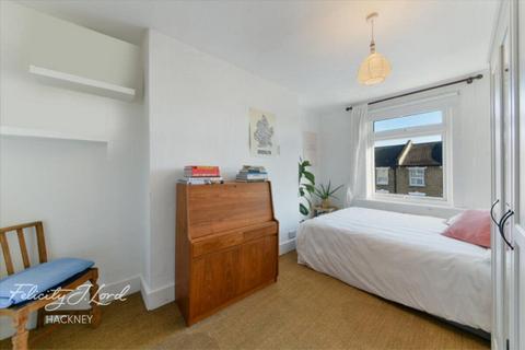 1 bedroom apartment to rent, Cricketfield Road, London