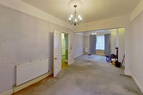 10 Heathfield Avenue, Dover, CT16 2NX