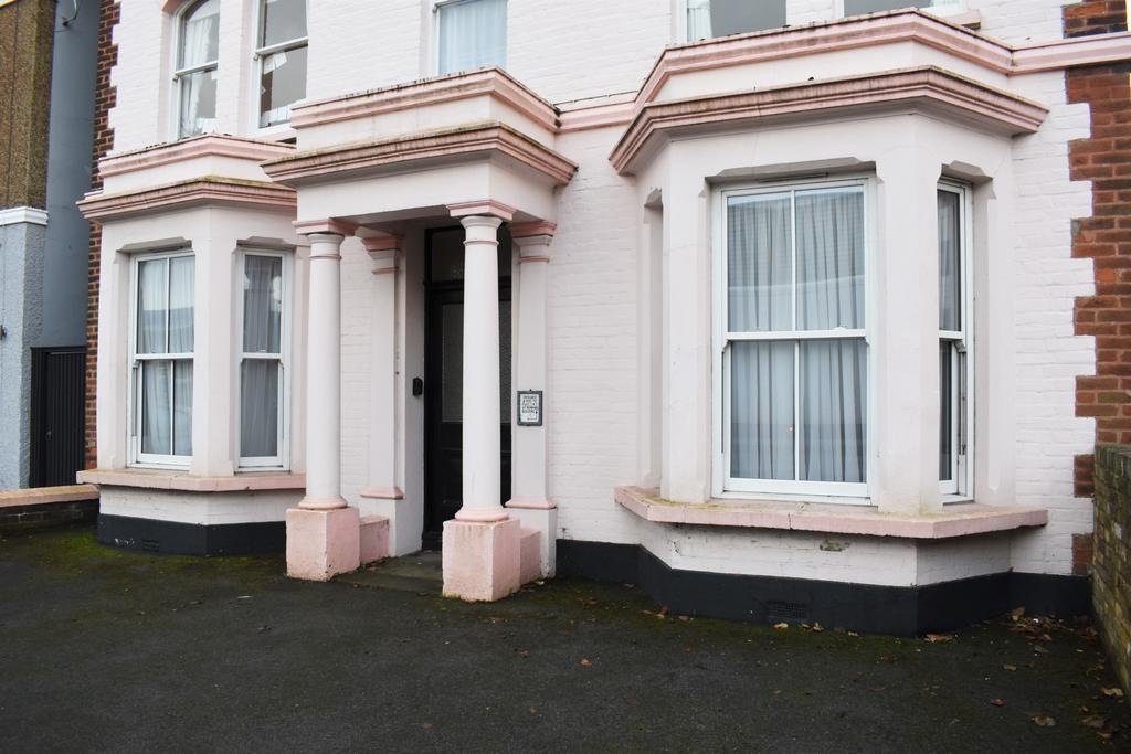 St Peters Road, Broadstairs, CT10 2 bed flat £995 pcm (£230 pw)