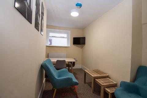 1 bedroom in a flat share to rent, Sale Place, Paddington, London  W2