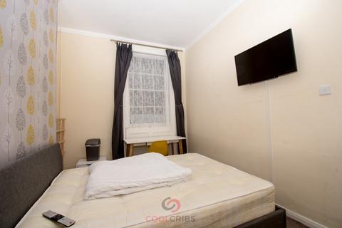 1 bedroom in a flat share to rent, Sale Place, Paddington, London  W2