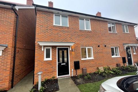 3 bedroom semi-detached house to rent, Piper Way, Chichester