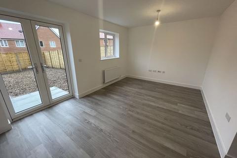 3 bedroom semi-detached house to rent, Piper Way, Chichester