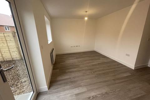 3 bedroom semi-detached house to rent, Piper Way, Chichester