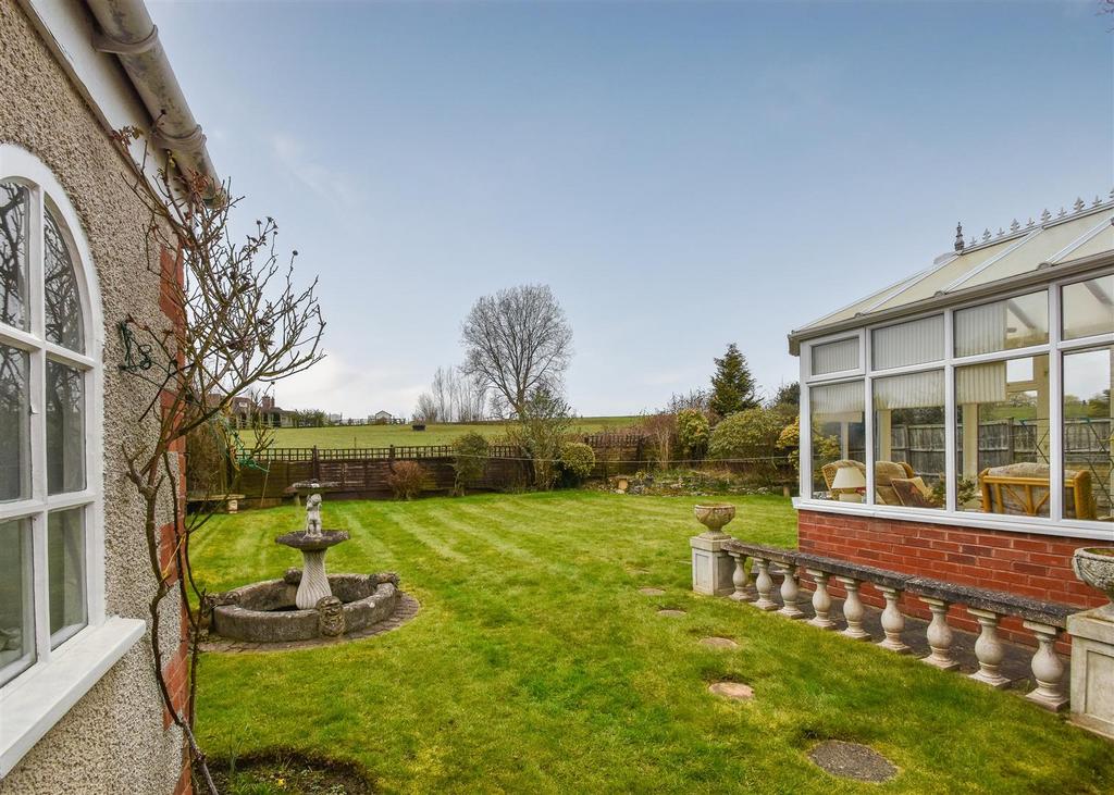 9 Wightwick Hall Road, Wightwick 4 bed detached bungalow for sale £