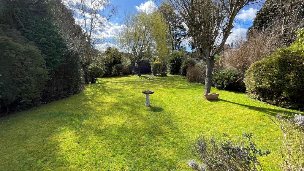 Brookside Crescent, Cuffley 2 bed detached bungalow for sale £624,995