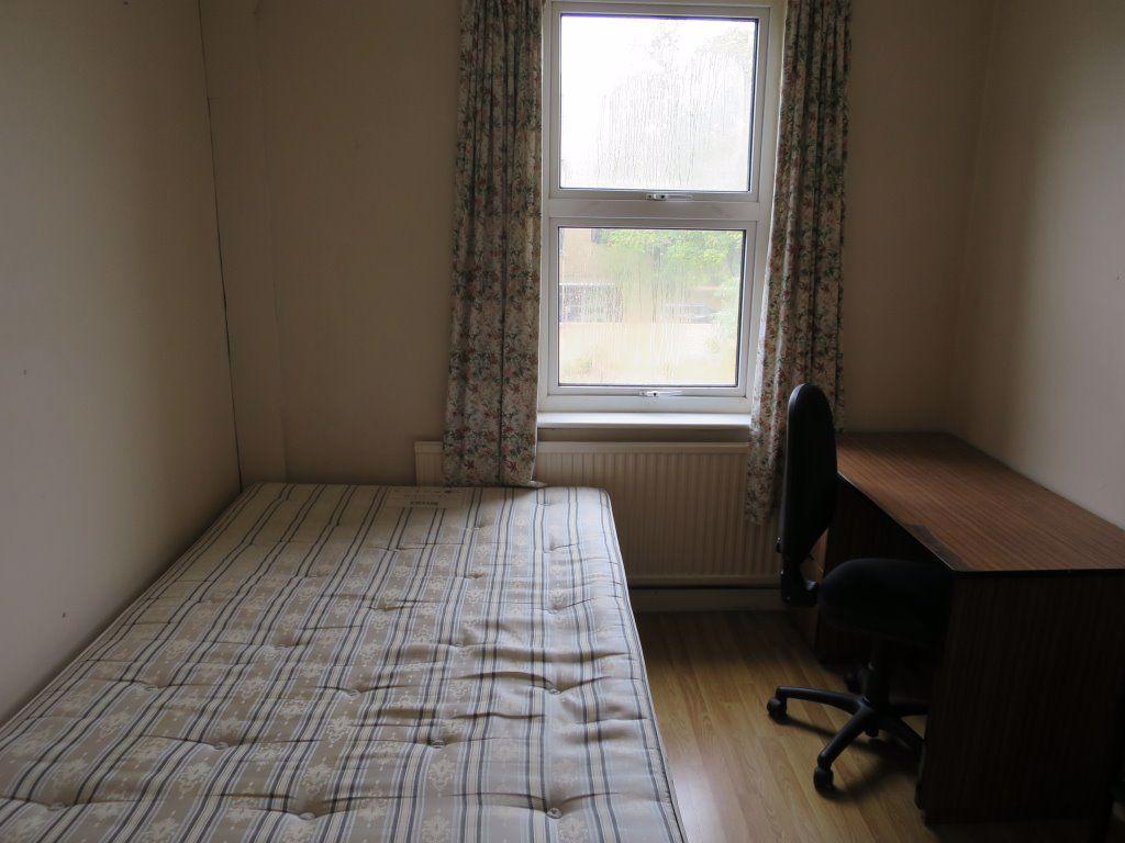 James Street 1 bed in a house share £580 pcm (£134 pw)