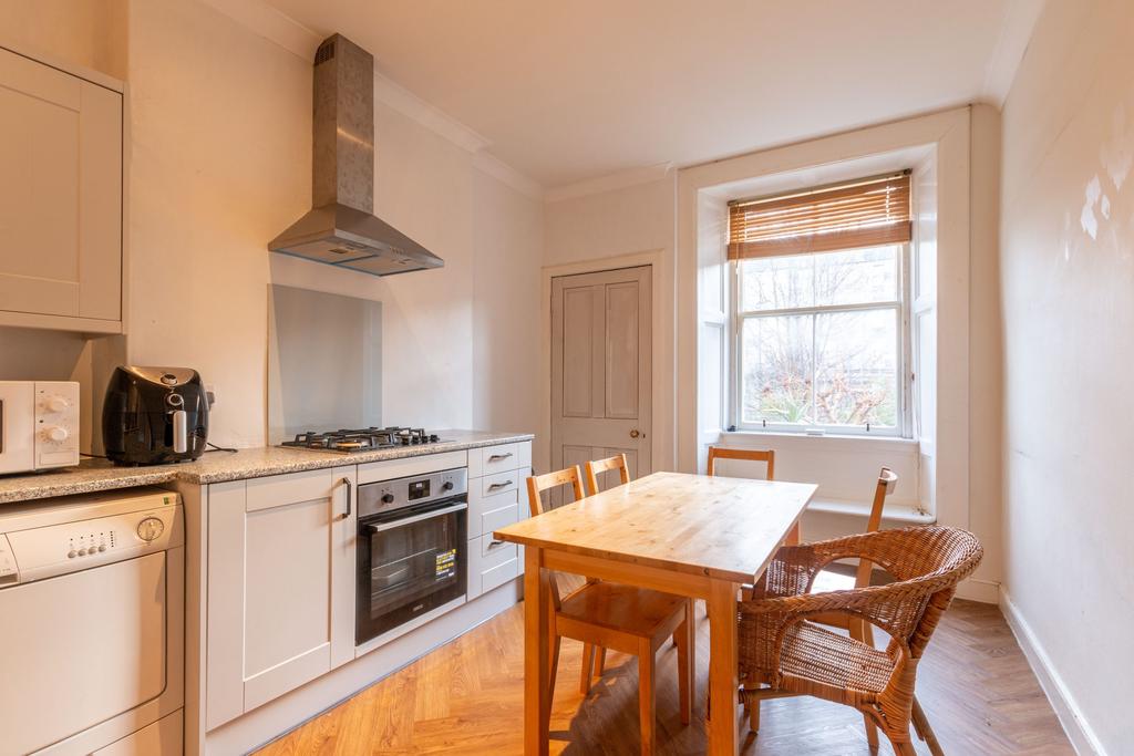 Montague Street Edinburgh EH8 9QX... 2 bed flat £1,300 pcm (£300 pw)