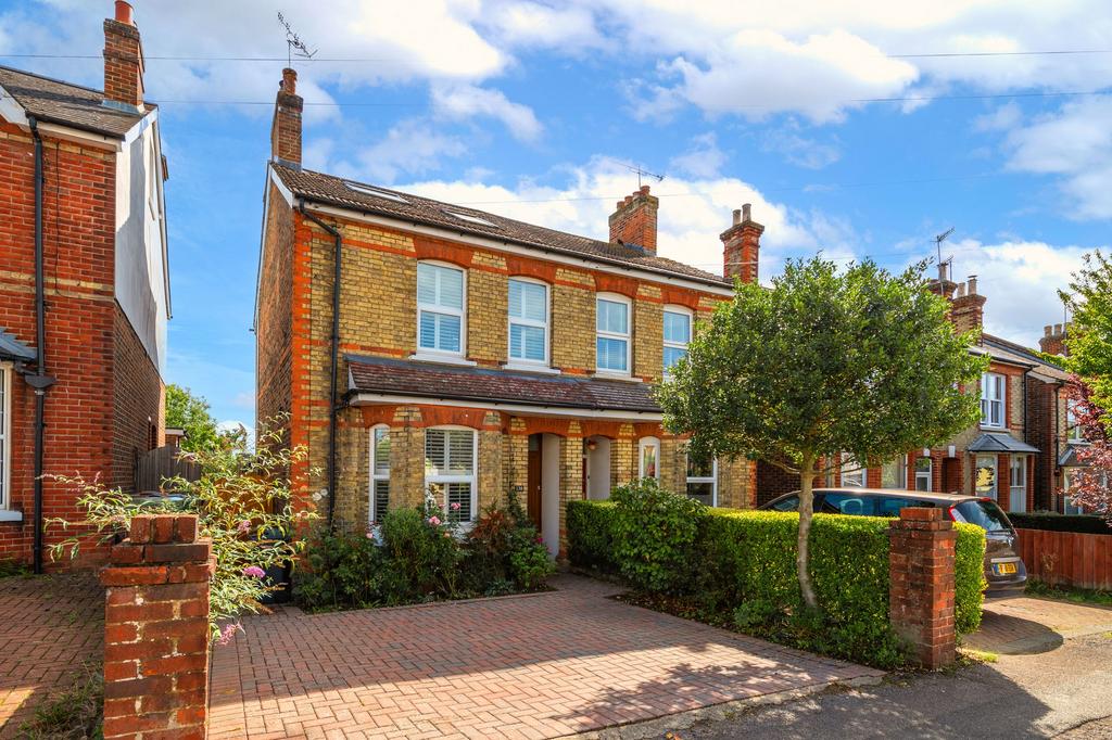 Earlsbrook Road, Redhill, RH1 4 bed semidetached house £675,000