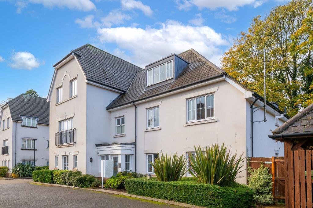 Hartington Close, Reigate, RH2 3 bed penthouse £525,000