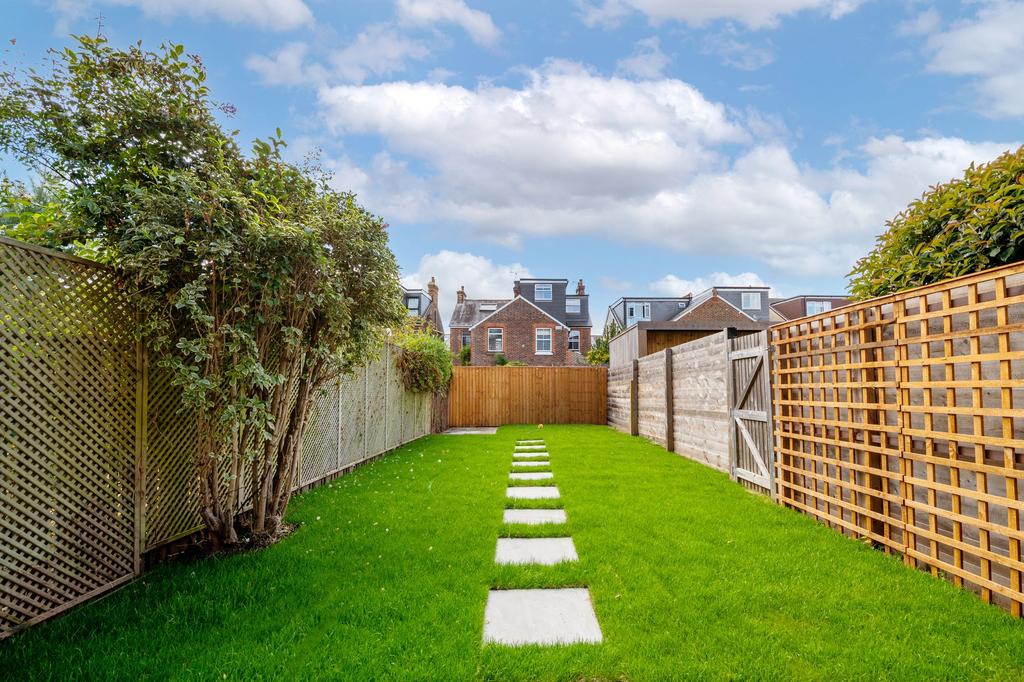 Cornfield Road, Reigate, RH2 4 bed semidetached house £2,750 pcm (£