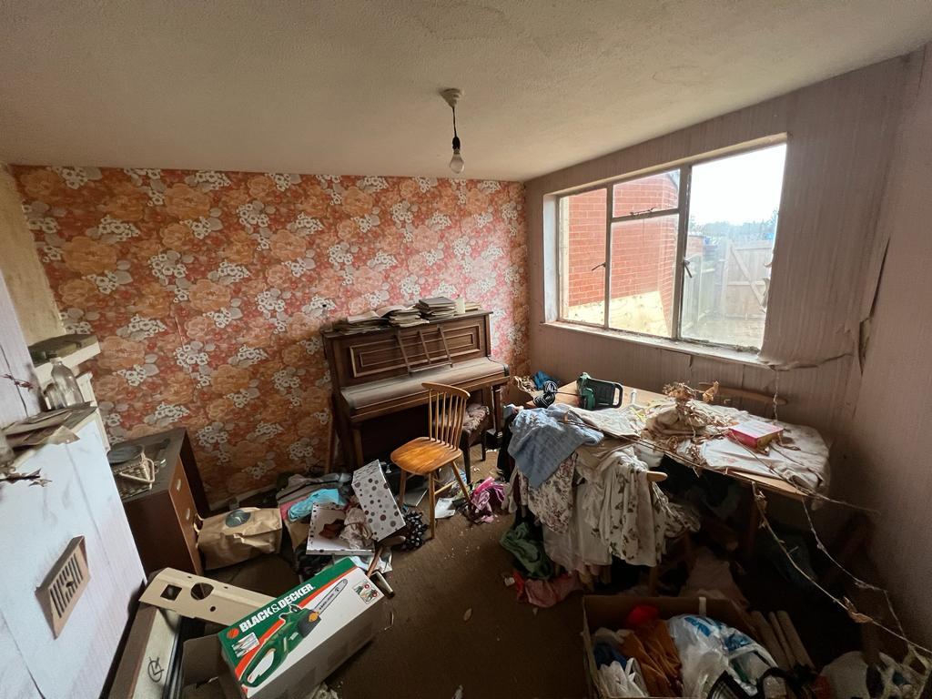 6 Whitnash Grove, Wyken, Coventry... 3 bed end of terrace house £60,000