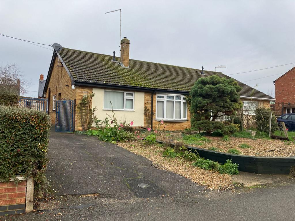 Oak Street, Weedon, Northampton NN7 4RQ 2 bed semidetached bungalow