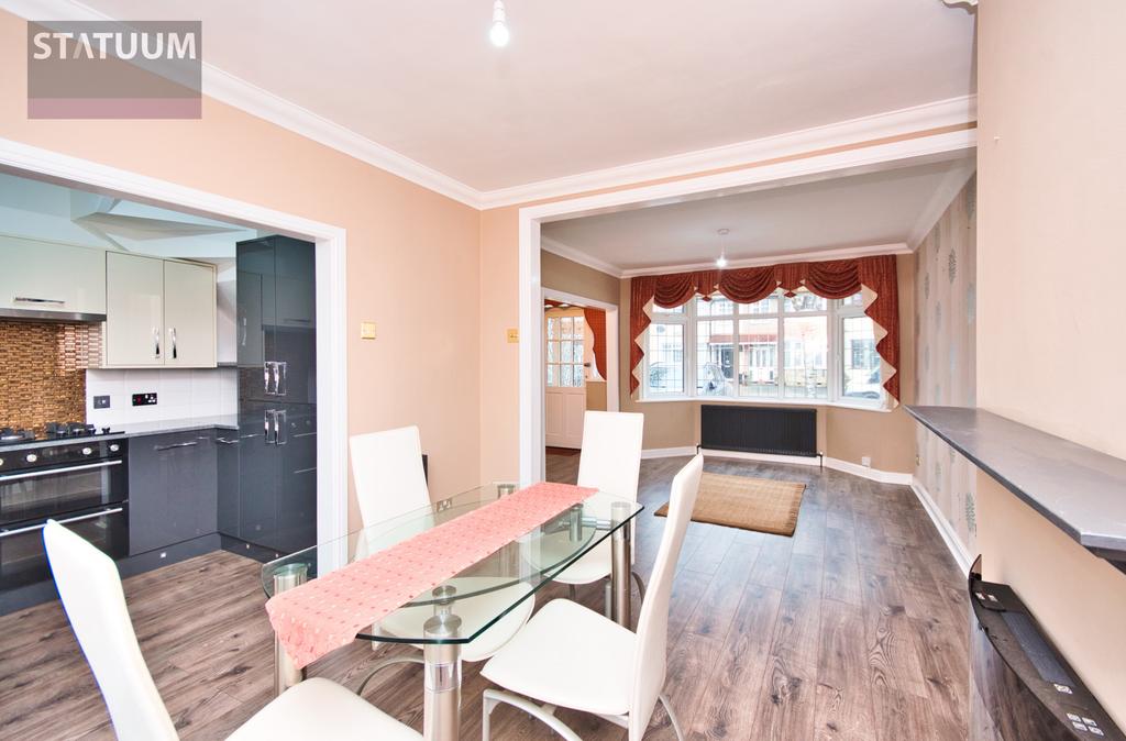 Belgrave Avenue, Gallows Corner, Gidea Park, Romford, Essex, RM2 3 bed