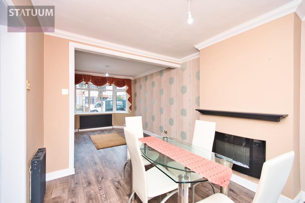 Belgrave Avenue, Gallows Corner, Gidea Park, Romford, Essex, RM2 3 bed