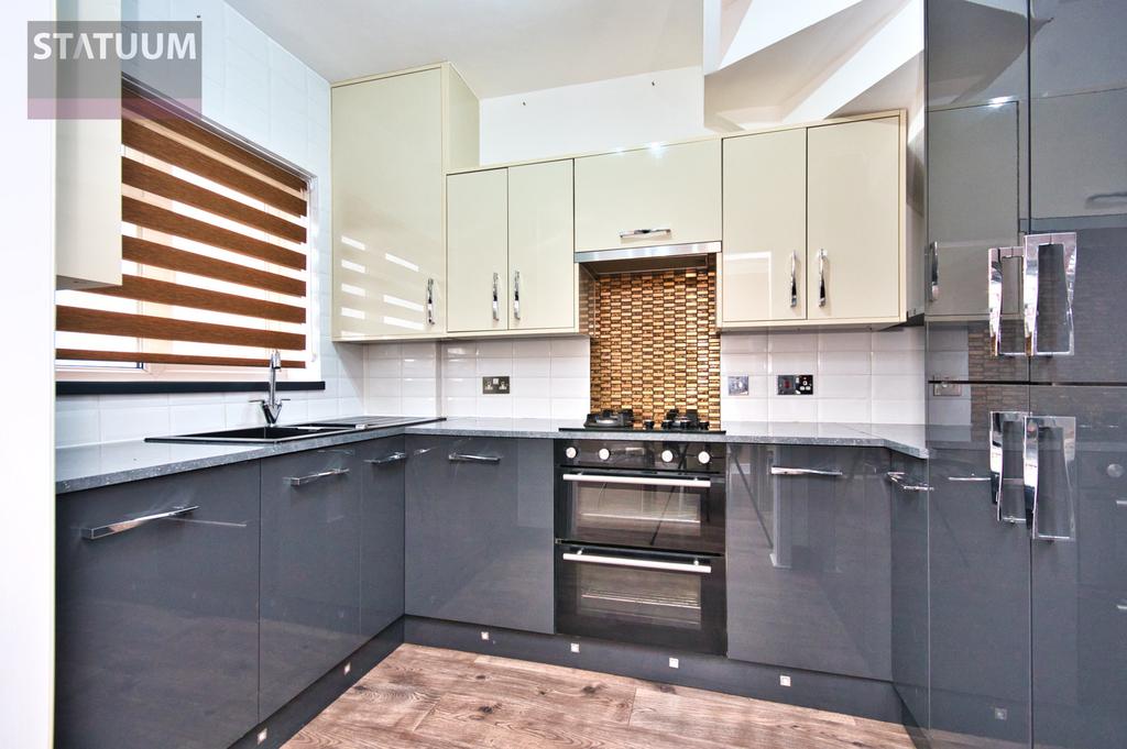 Belgrave Avenue, Gallows Corner, Gidea Park, Romford, Essex, RM2 3 bed