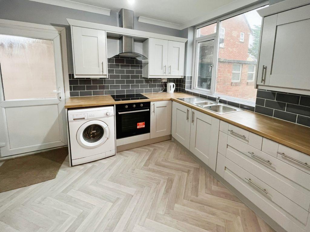 16 Mulberry Grove, Swindon, SN2 1HU 3 bed house £1,100 pcm (£254 pw)