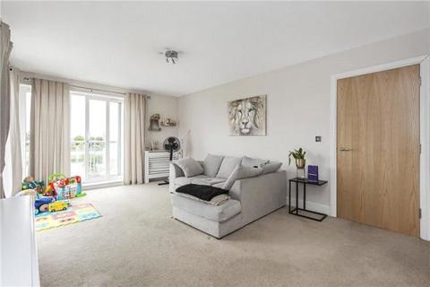 2 bedroom flat for sale - Sundeala close, Sunbury on Thames, Surrey, TW16 5BE