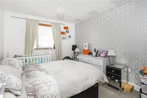 2 bedroom flat for sale - Sundeala close, Sunbury on Thames, Surrey, TW16 5BE