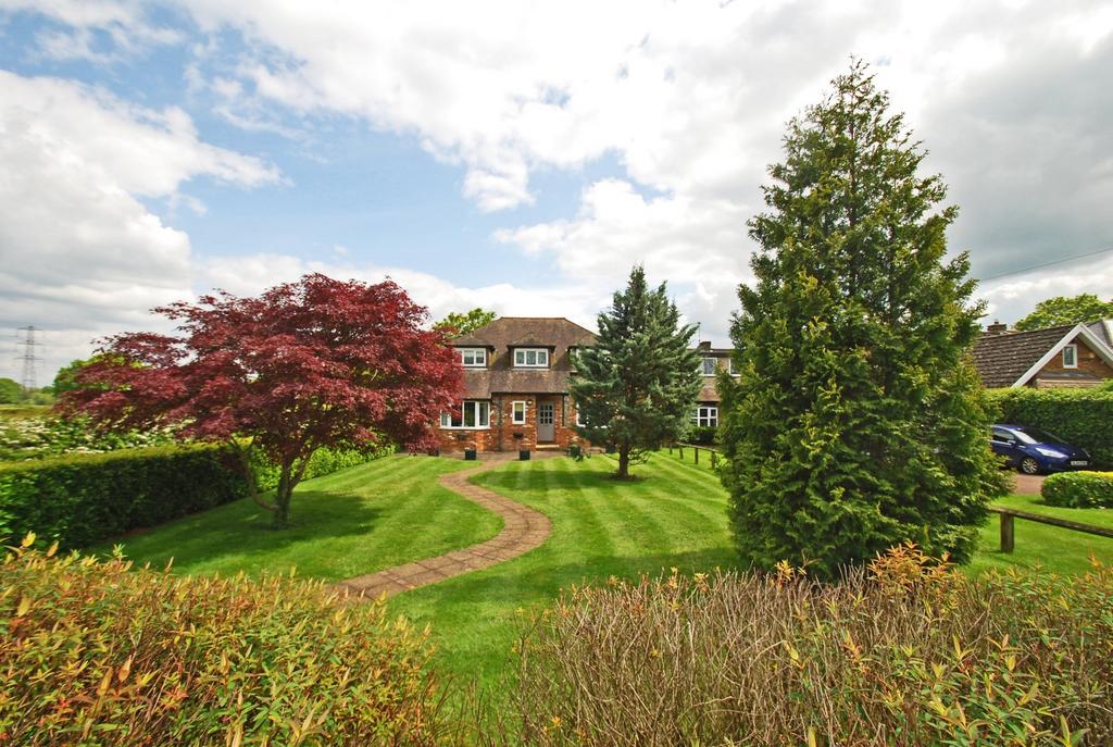 Chalfont Road, Seer Green, Buckinghamshire, HP9 4 bed detached house