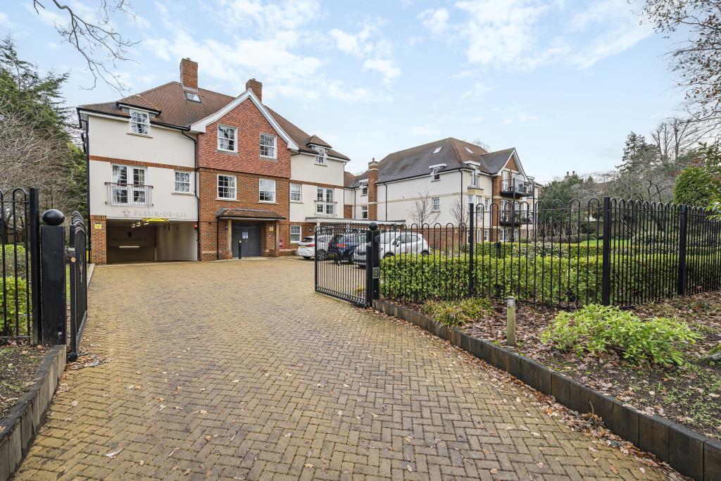 Wokingham, Berkshire, RG40 2 bed flat for sale £500,000
