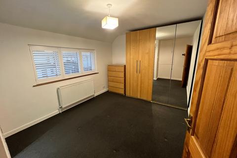 3 bedroom terraced house to rent, Lambourne Gardens, Barking IG11