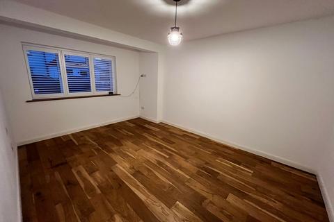 3 bedroom terraced house to rent, Lambourne Gardens, Barking IG11