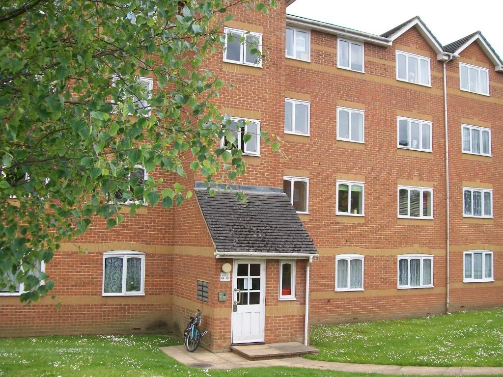 Ascot Court, Aldershot, GU11 2 bed flat £1,100 pcm (£254 pw)