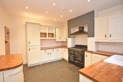 4 bedroom terraced house to rent, Dragon Parade, Harrogate, HG1 5DG