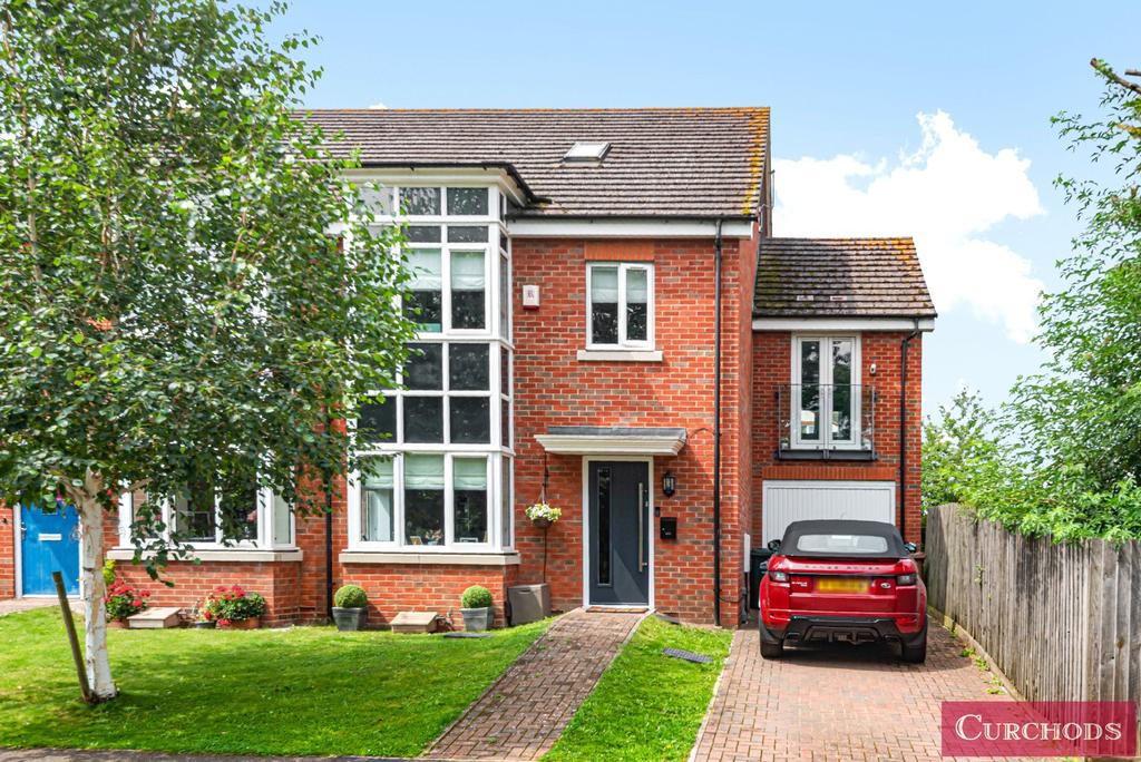 Catlin Crescent, Shepperton, TW17 4 bed house £2,750 pcm (£635 pw)