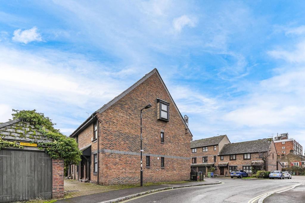 Kinburn Street, Rotherhithe, London... 2 bed house £2,100 pcm (£485 pw)