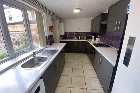 4 bedroom terraced house to rent, 4 Bed Student Property on Gainsborough Road, L15