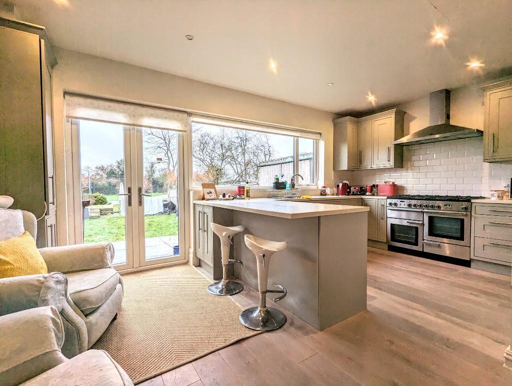 Elm Walk, Raynes Park, London, SW20 9EG 4 bed terraced house £2,700