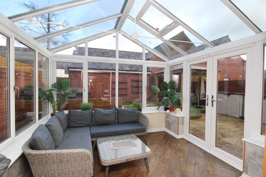 Stockdale Drive, Great Sankey, Warrington, WA5 4 bed detached house £