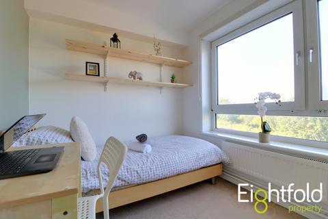 3 bedroom flat to rent, Fitch Drive, Brighton