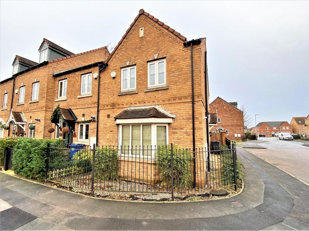 Parkgate, Goldthorpe, Rotherham 3 bed end of terrace house £725 pcm