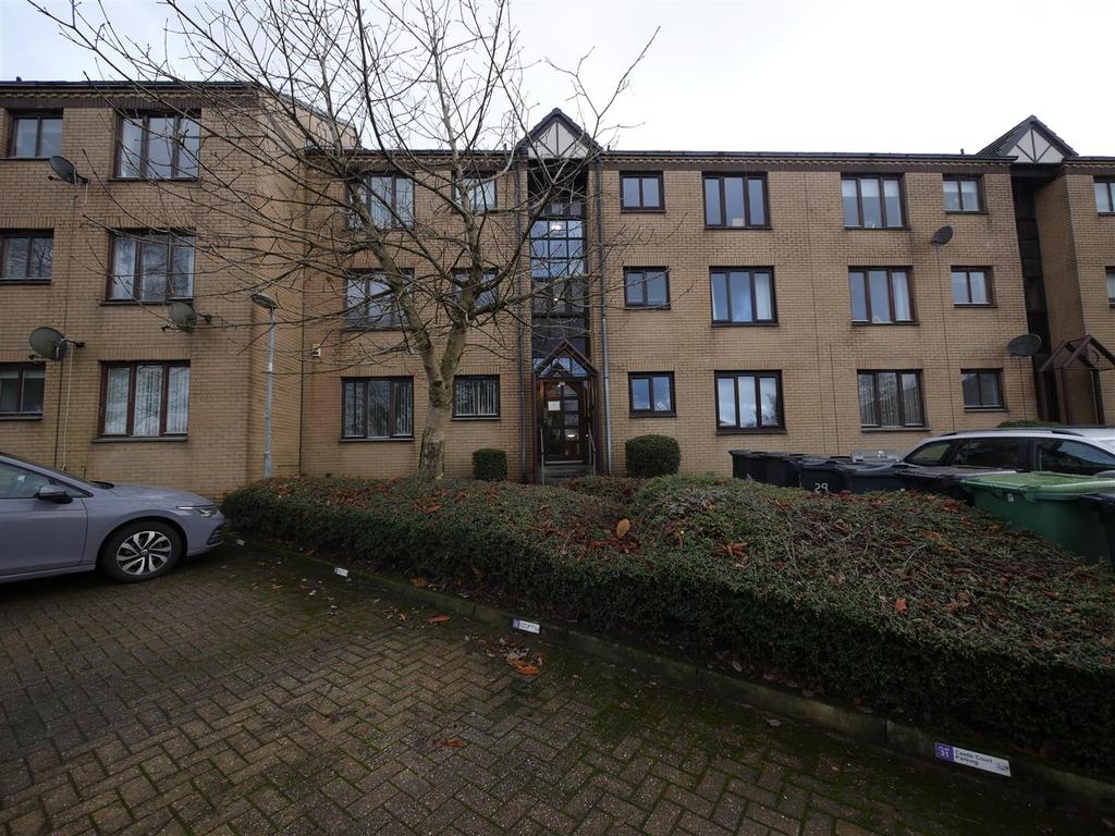 Castle Court, Kirkintilloch, Glasgow 2 bed flat £650 pcm (£150 pw)