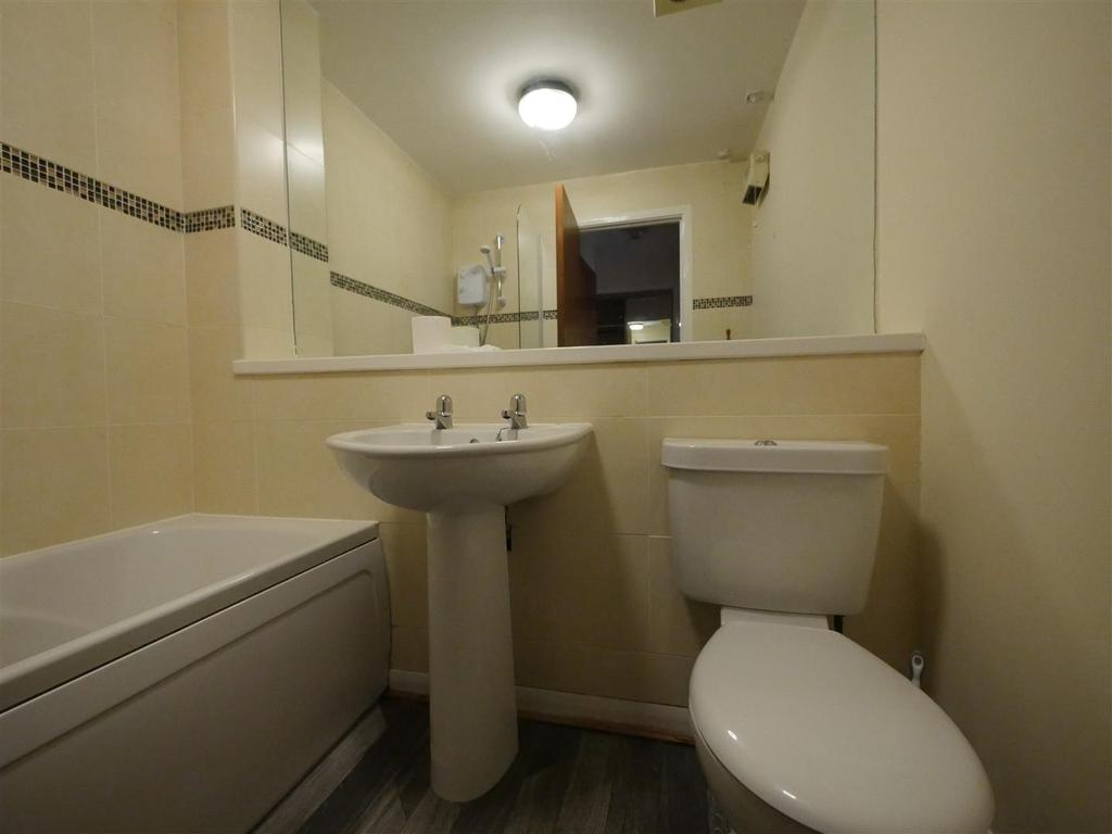 Castle Court, Kirkintilloch, Glasgow 2 bed flat £650 pcm (£150 pw)